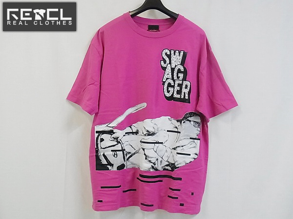 実際に弊社で買取させて頂いたSWAGGER/スワッガー Tシャツ XXL SWGT-2575　ピンク　人物