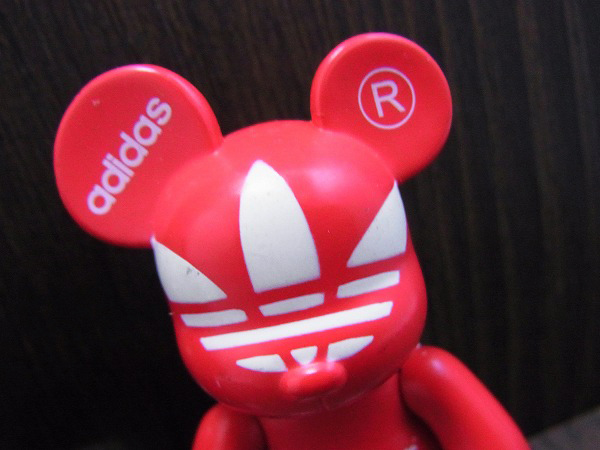 実際に弊社で買取させて頂いたAdidas adicolor Toy2r Qee 2006 ベア 赤黒黄 3点セットの画像 3枚目