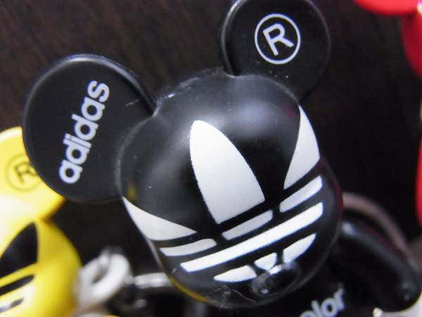 実際に弊社で買取させて頂いたAdidas adicolor Toy2r Qee 2006 ベア 赤黒黄 3点セットの画像 2枚目