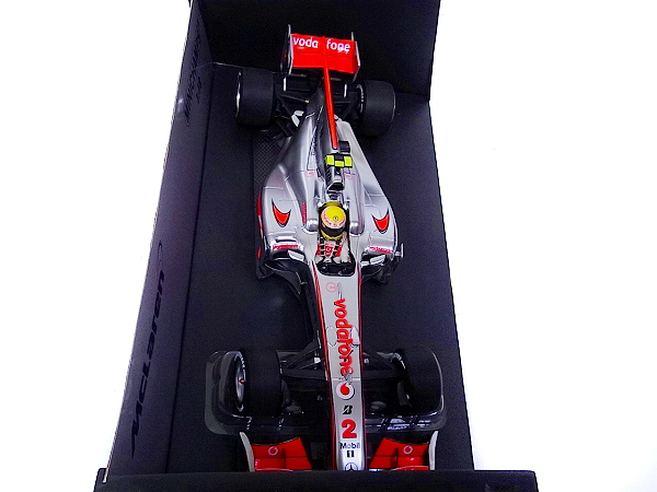 実際に弊社で買取させて頂いたMINICHAMPS McLaren Mercedes MP4-25 L.ハミルトン 2010 1/18の画像 2枚目