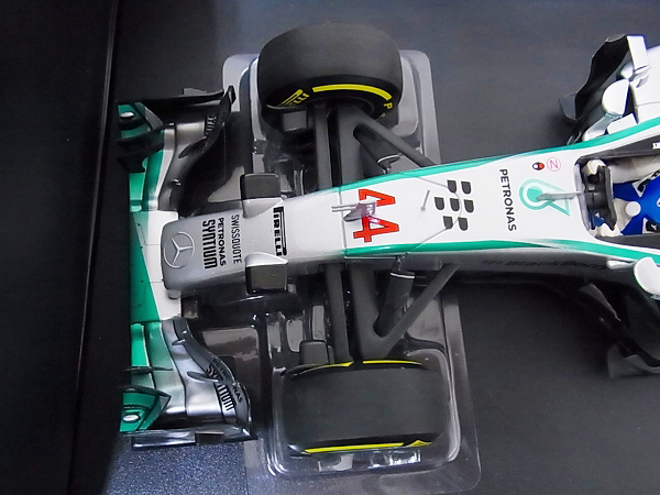 実際に弊社で買取させて頂いたミニチャンプス Mercedes W05 L.ハミルトン ミニカー 1/18の画像 1枚目