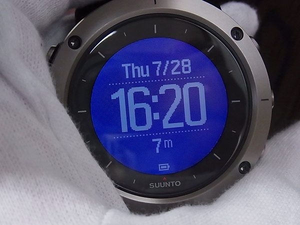 実際に弊社で買取させて頂いたSuunto Travers/スントトラバース 腕時計 黒×銀 SS021843000の画像 4枚目