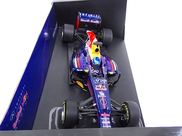 実際に弊社で買取させて頂いたMINICHAMPS INFINITI RedBullRacing F-1 2013 S.ベッテル 1/18の画像 2枚目