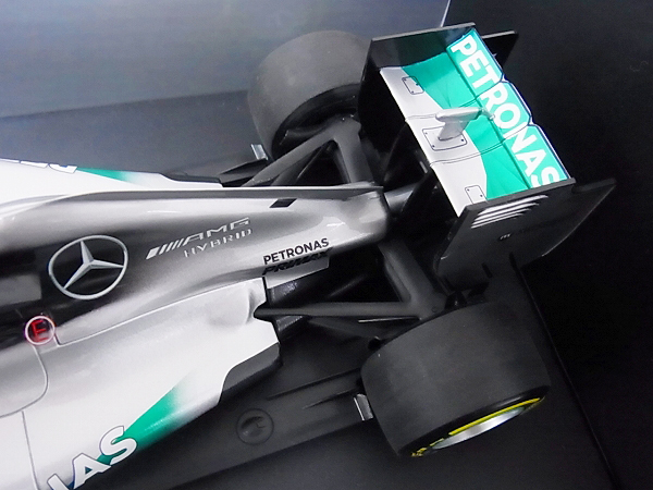 実際に弊社で買取させて頂いたミニチャンプス Mercedes W05 L.ハミルトン ミニカー 1/18の画像 3枚目