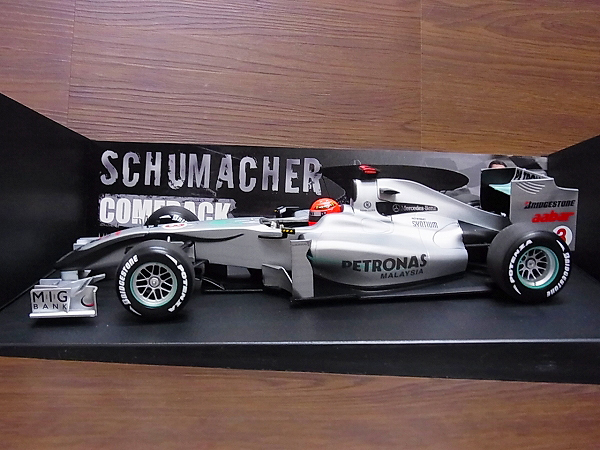 実際に弊社で買取させて頂いたMINICHAMPS メルセデスGP #3ショーカー2010M.シューマッハ 1/18の画像 2枚目