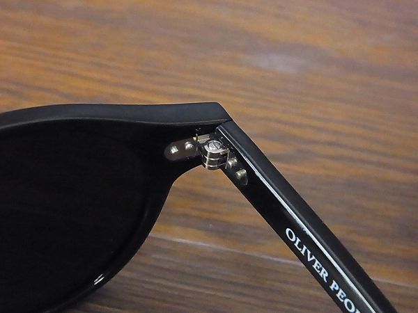 実際に弊社で買取させて頂いたOLIVER PEOPLES Gregory Peck サングラス 黒ぶち OV5186-1005の画像 4枚目