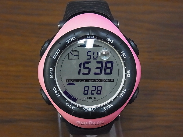 実際に弊社で買取させて頂いたSUUNTO/スント ベクター ピンク デジタル腕時計 SS01592000の画像 1枚目