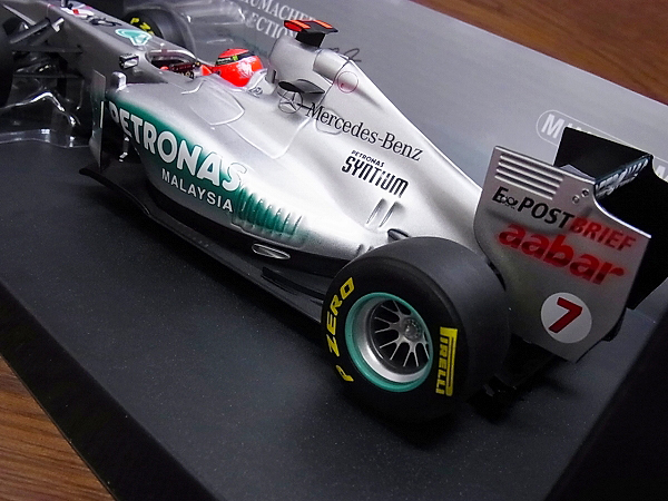 実際に弊社で買取させて頂いたMINICHAMPSメルセデスGPペトロナスW02 2011M.シューマッハ1/18の画像 3枚目