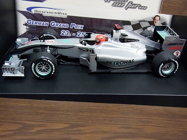 実際に弊社で買取させて頂いたミニチャンプス メルセデスGP F1 2010 M.シューマッハ 1/18の画像 1枚目