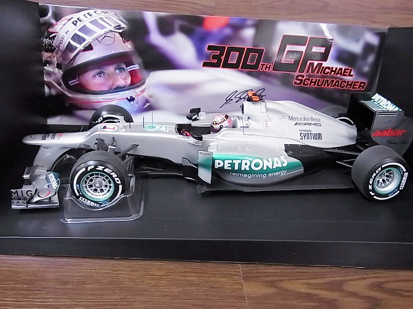 実際に弊社で買取させて頂いたミニチャンプス メルセデス F1 300thGP M.シューマッハ 1/18の画像 1枚目