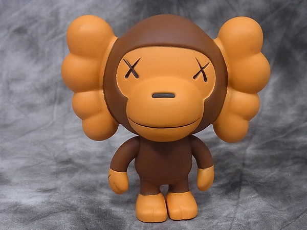 実際に弊社で買取させて頂いたBAPE/エイプ☓KAWS/カウズ milo/マイロ フィギュア ブラウンの画像 1枚目