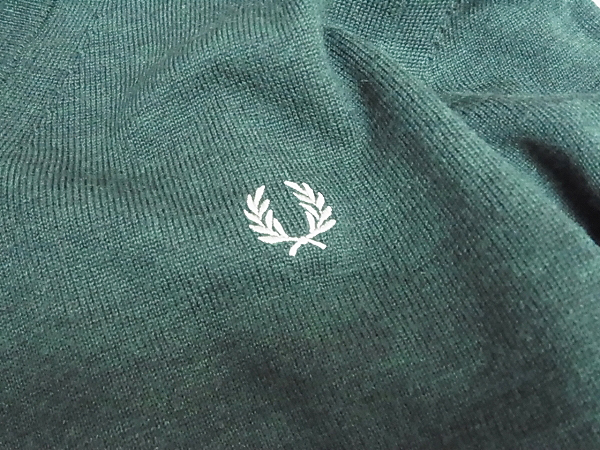 実際に弊社で買取させて頂いたFRED PERRY/フレッドペリー Vネックウールセーター カーキ/Sの画像 4枚目