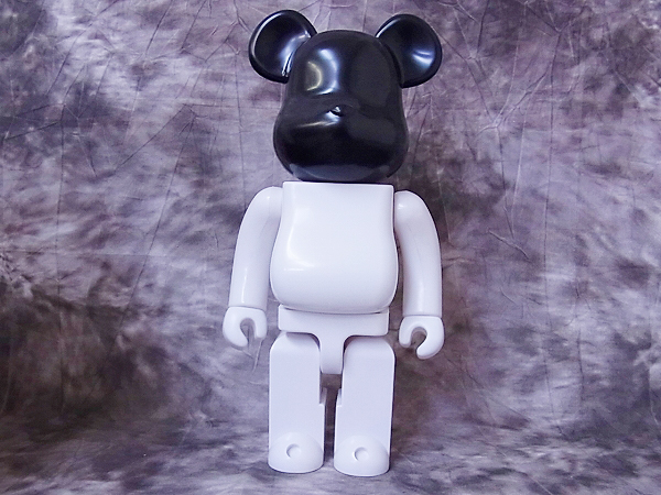 実際に弊社で買取させて頂いたBE@RBRICK ギャルソン×メディコ・トイ モノトーンカラー/400％の画像 1枚目