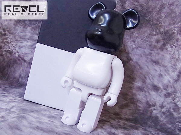 実際に弊社で買取させて頂いたBE@RBRICK ギャルソン×メディコ・トイ モノトーンカラー/400％