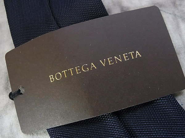 実際に弊社で買取させて頂いたBOTTEGA VENETA/ボッテガヴェネタ 伊製 シルクネクタイ 濃紺の画像 5枚目