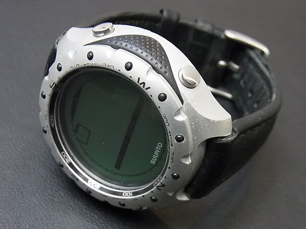 実際に弊社で買取させて頂いた★SUUNTO/スント X-LANDER 腕時計 シルバー×ブラックの画像 2枚目