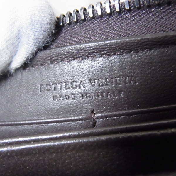 実際に弊社で買取させて頂いたBOTTEGA VENETA/ボッテガヴェネタ 11年モデル イントレチャート ラウンドジップ 長財布 ダークブラウンの画像 5枚目